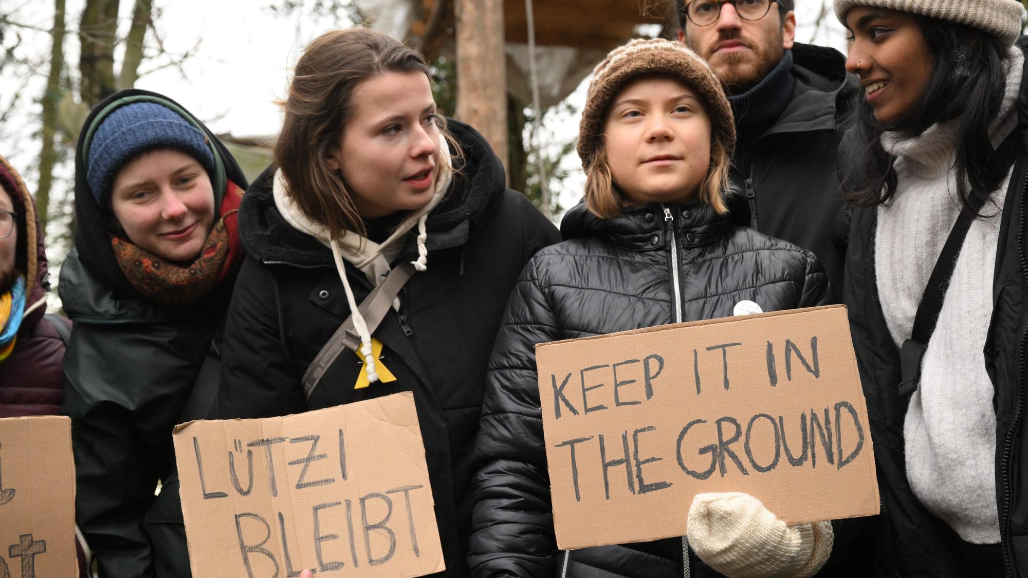 Die Klimaaktivistinnen Luisa Neubauer (2.v.l) und Greta Thunberg (3.v.r) stehen am dritten Tag der Räumung im von Klimaaktivisten besetzten Braunkohleort Lützerath. Der Energiekonzern RWE will die unter Lützerath liegende Kohle abbaggern - dafür soll der Weiler auf dem Gebiet der Stadt Erkelenz am Braunkohletagebau Garzweiler II abgerissen werden.