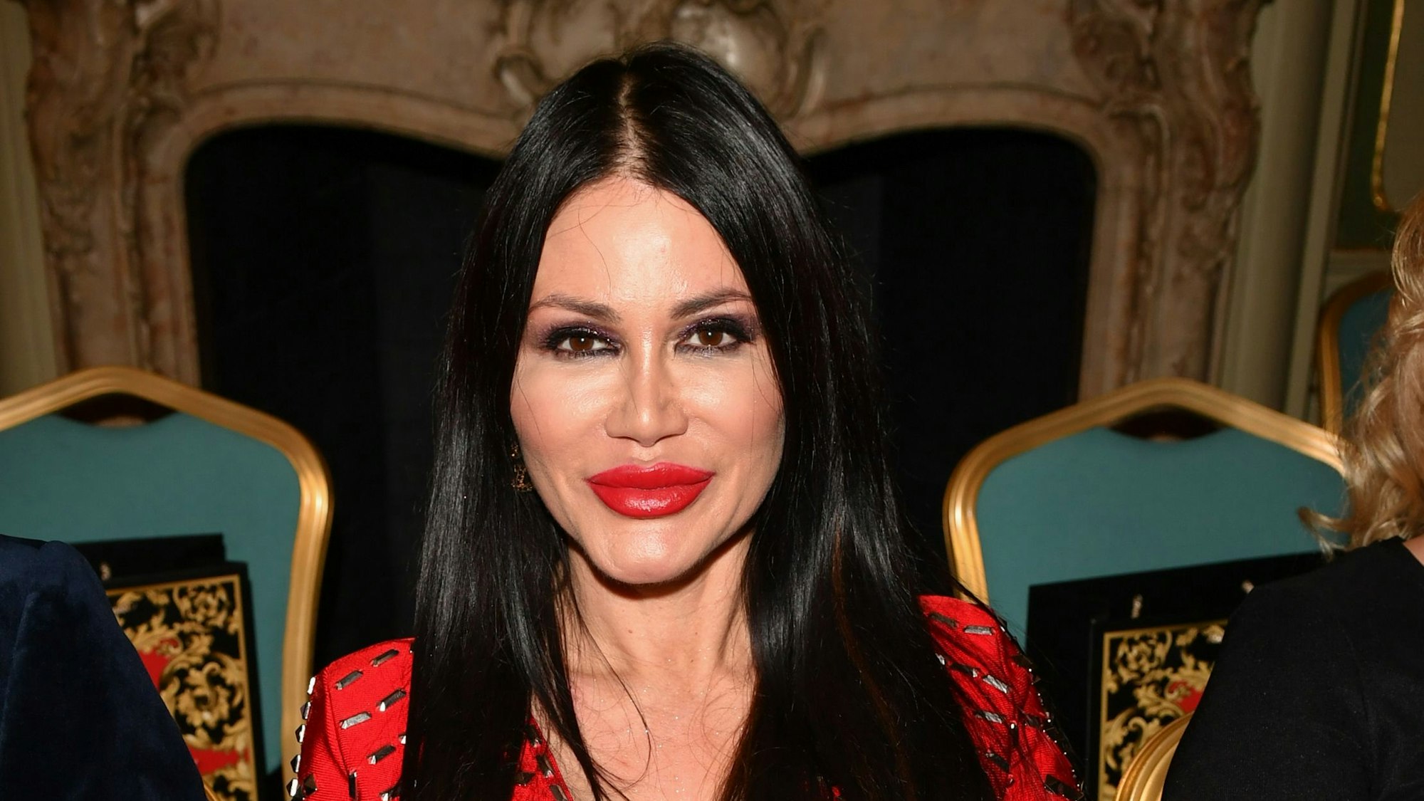 Djamila Rowe sitzt im roten Dress auf einem Stuhl.