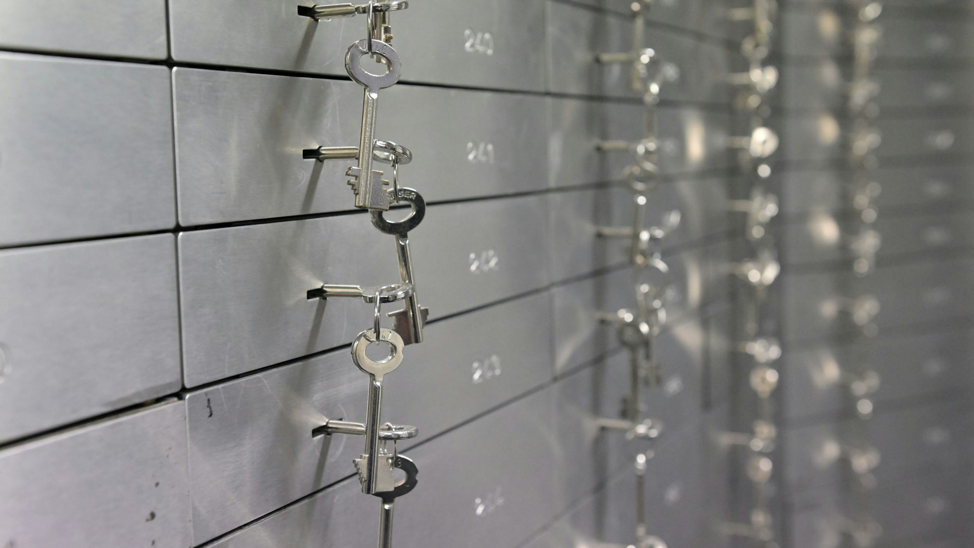 Zahlreiche Schlüssel stecken in den Schlössern der Schließfächer.