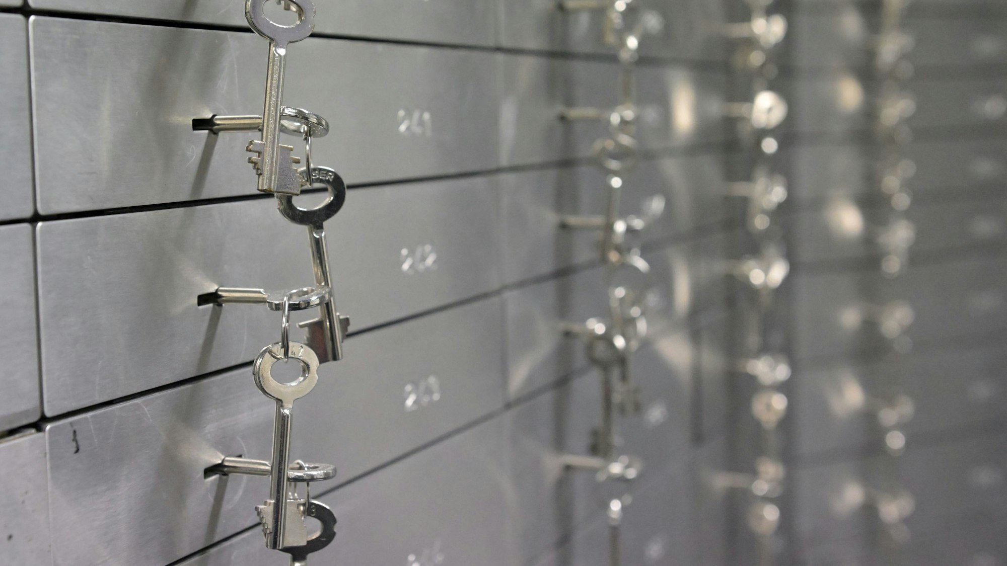 Das Bild zeigt einen Raum mit zahlreichen Tresorfächern.