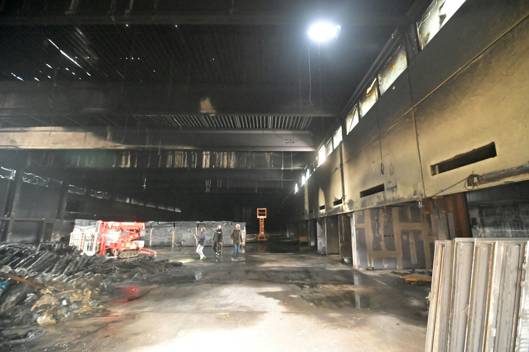 Nach dem Brand: Sporthalle ist ausgebrannt. Foto: Ralf Krieger