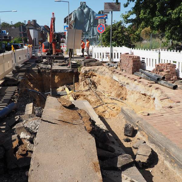 Bauarbeiten auf der Bernhardstraße, hier im August 2022 in Pulheim-Brauweiler. Die Baumaßnahmen sollen im zweiten Quartal enden.