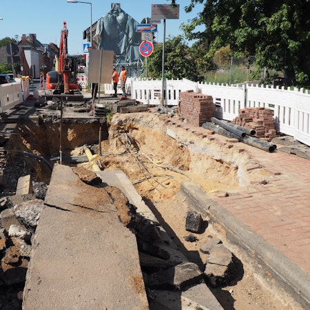 Bauarbeiten auf der Bernhardstraße, hier im August 2022 in Pulheim-Brauweiler. Die Baumaßnahmen sollen im zweiten Quartal enden.