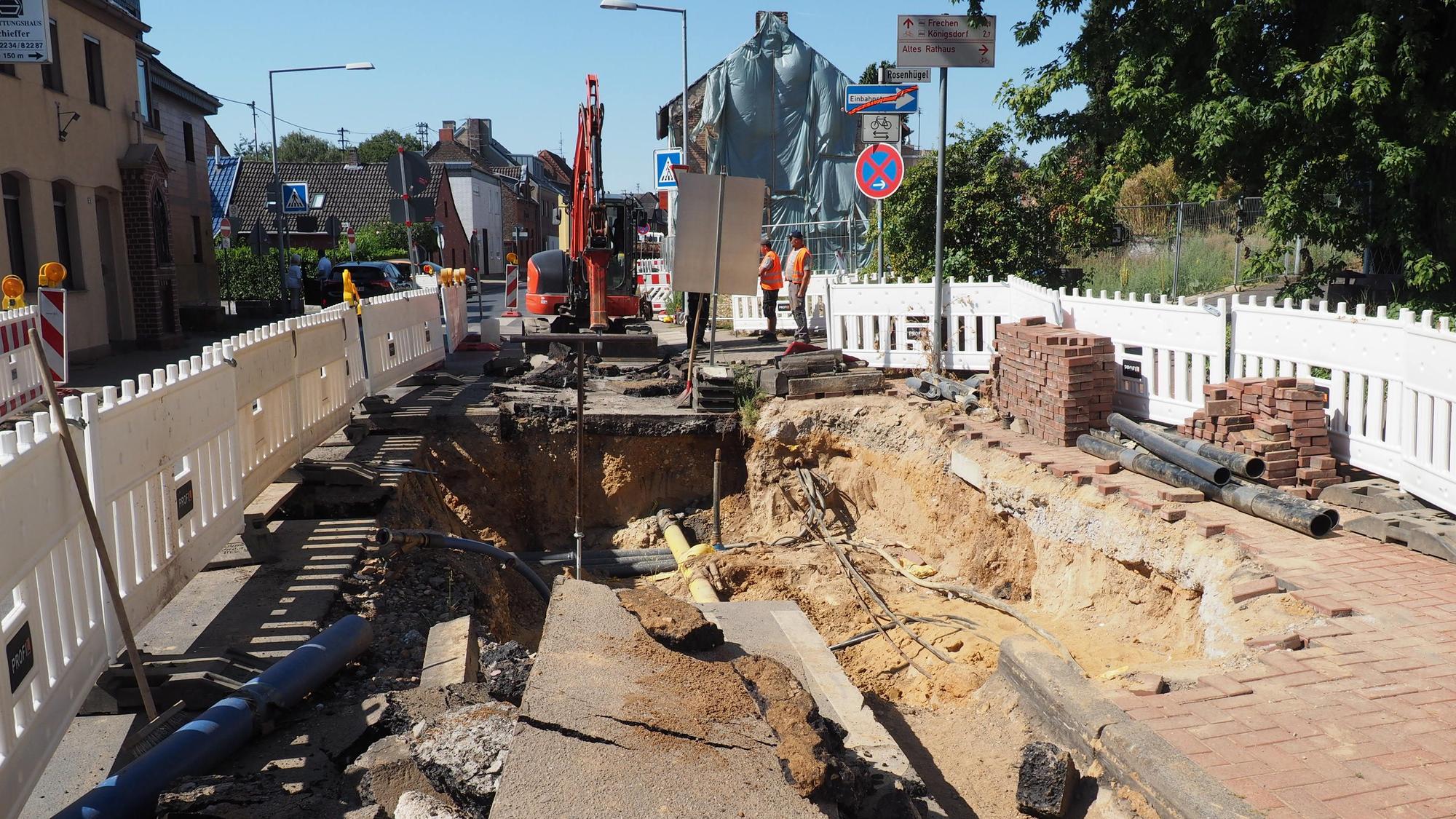 Bauarbeiten auf der Bernhardstraße, hier im August 2022 in Pulheim-Brauweiler. Die Baumaßnahmen sollen im zweiten Quartal enden.
