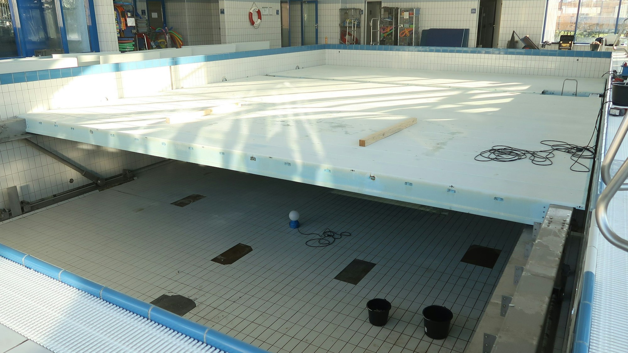 Das Bild zeigt das Oleanderbad in Quadrath-Ichendorf, das einen neuen Hubboden bekommen hat.