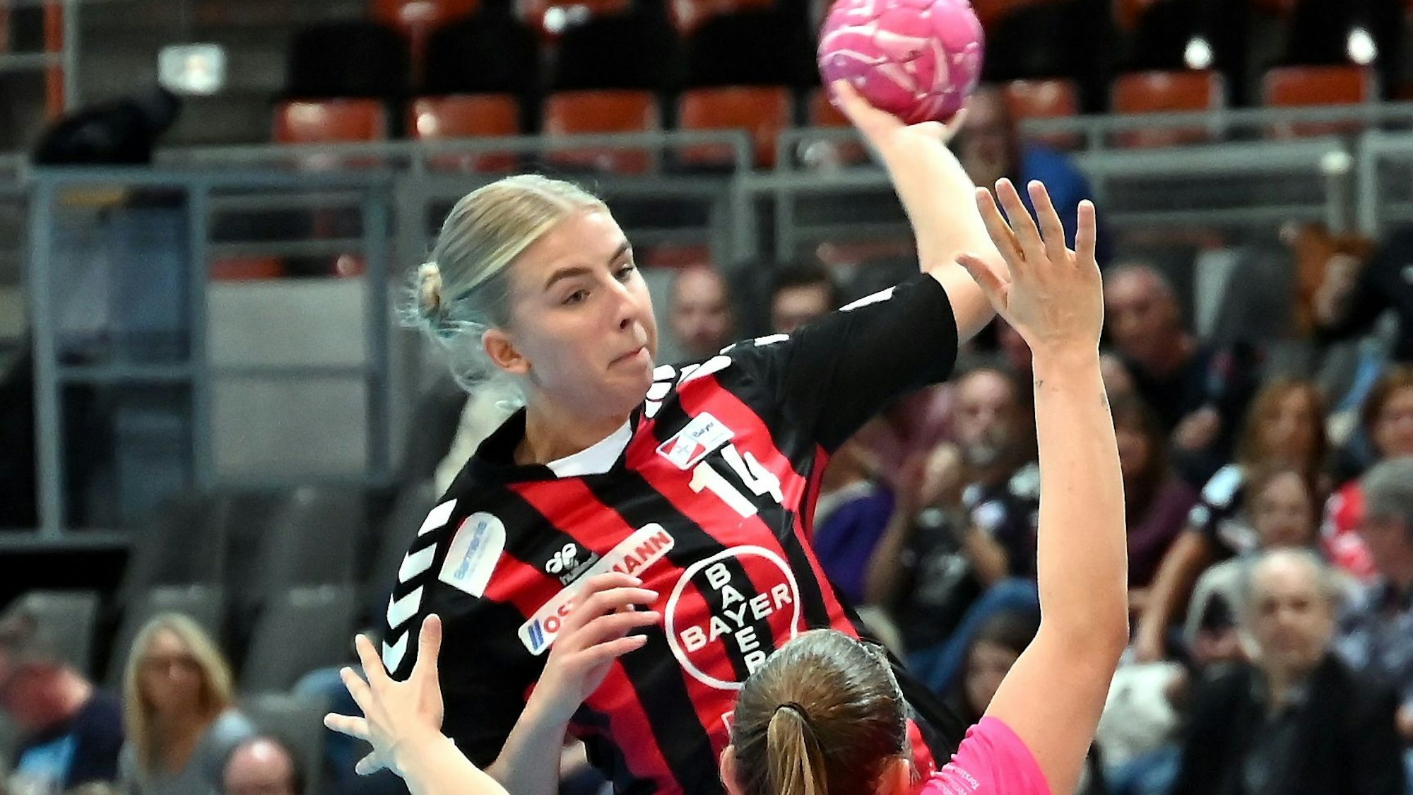 Eine Handballerin setzt sich gegen ihre Gegnerin durch und kommt zum Wurf.