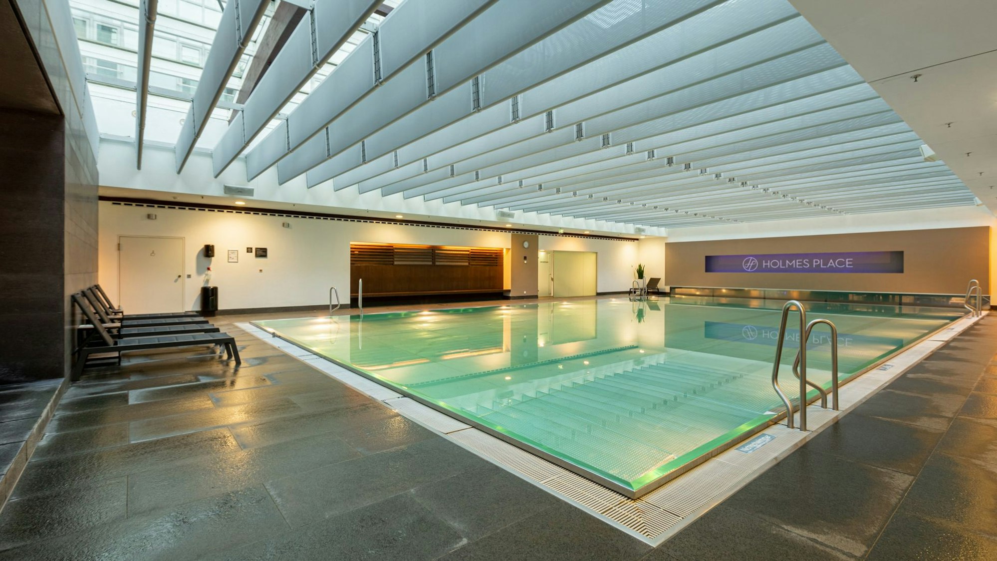 Der Pool im Holmes Place in Köln