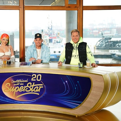 Leony (l-r), Katja Krasavice, Pietro Lombardi und Dieter Bohlen sitzen am Jurytisch von "Deutschland sucht den Superstar"