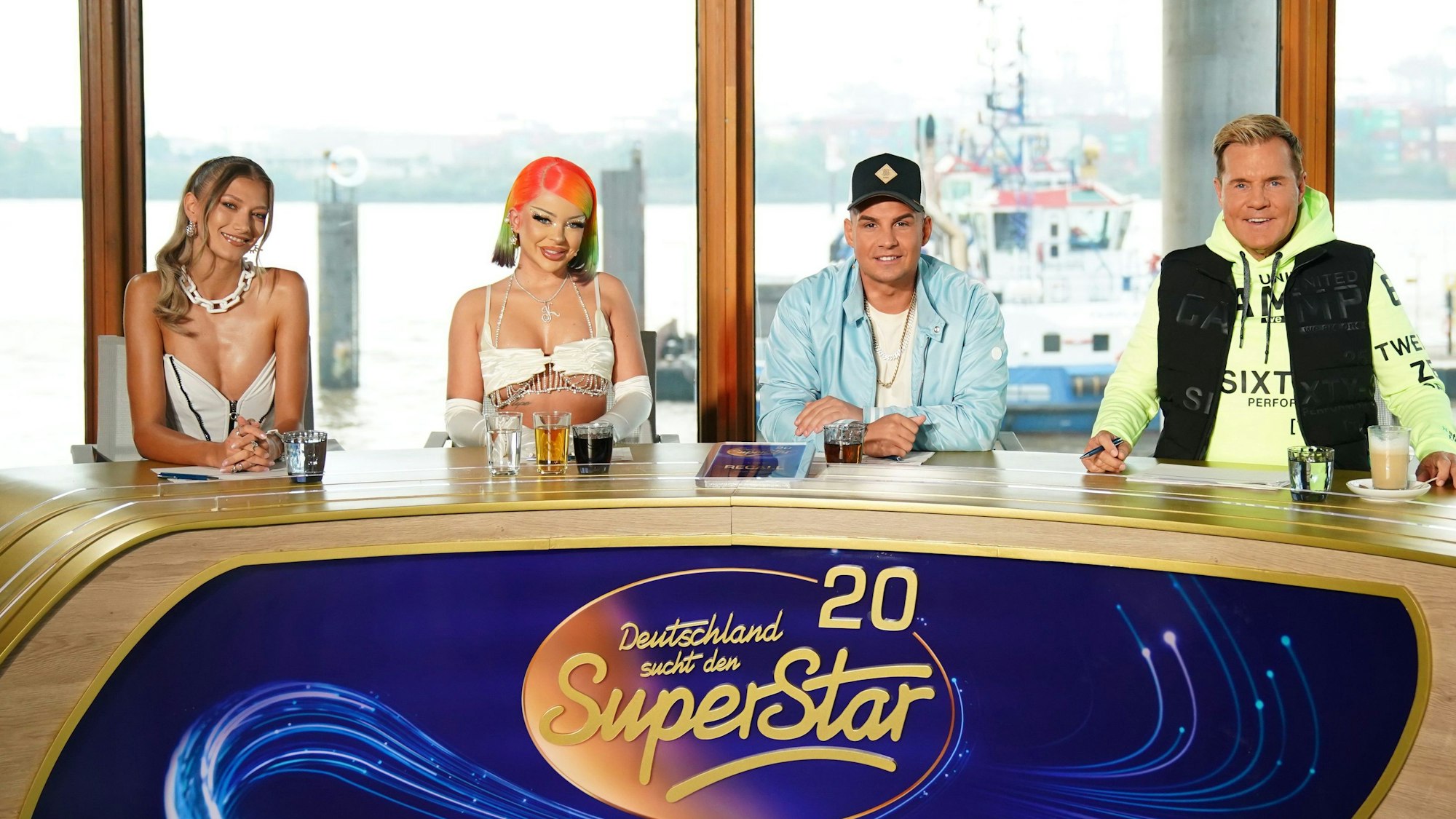 Die DSDS-Jury sitzt am Pult: Leony (l-r), Katja Krasavice, Pietro Lombardi und Dieter Bohlen