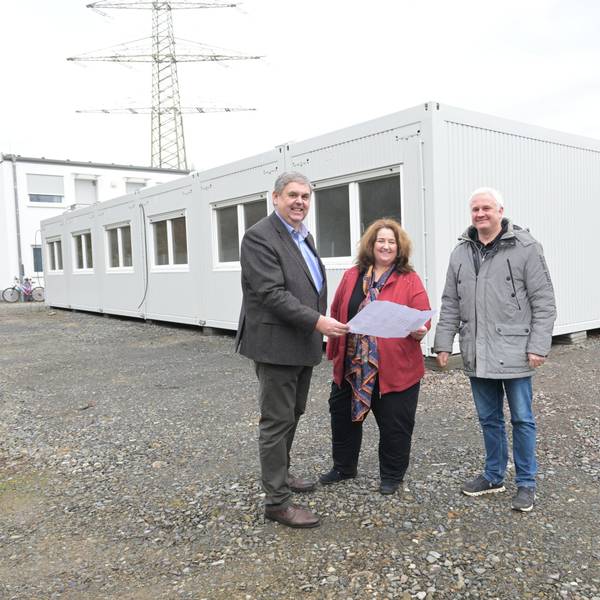 Ulrich Kowalewski, Bondina Schulze und Christian Thönelt (v.l.) stehen vor der neuen Containeranlage in Rösrath,
