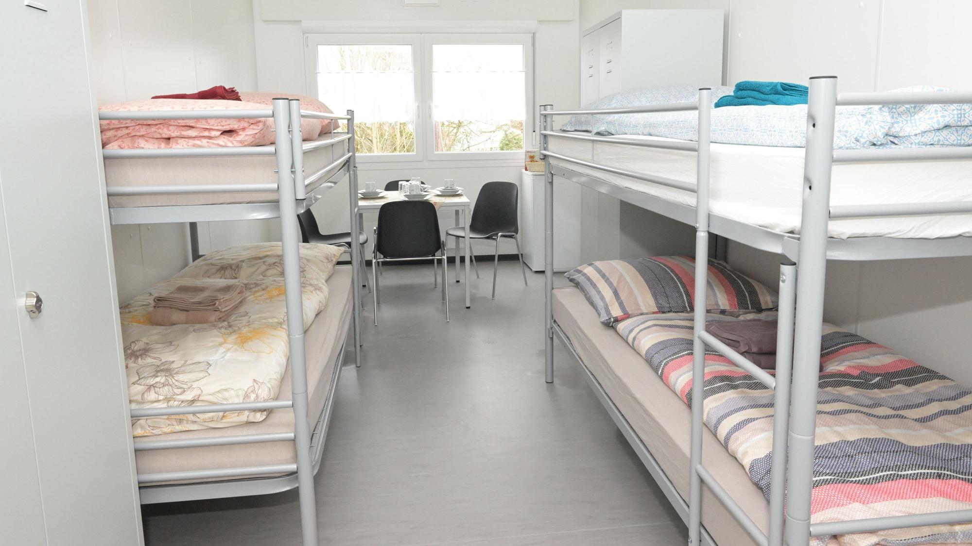 Ein Blick in die Container: Vier Betten, dazu ein Schrank und ein Tisch mit vier Stühlen.