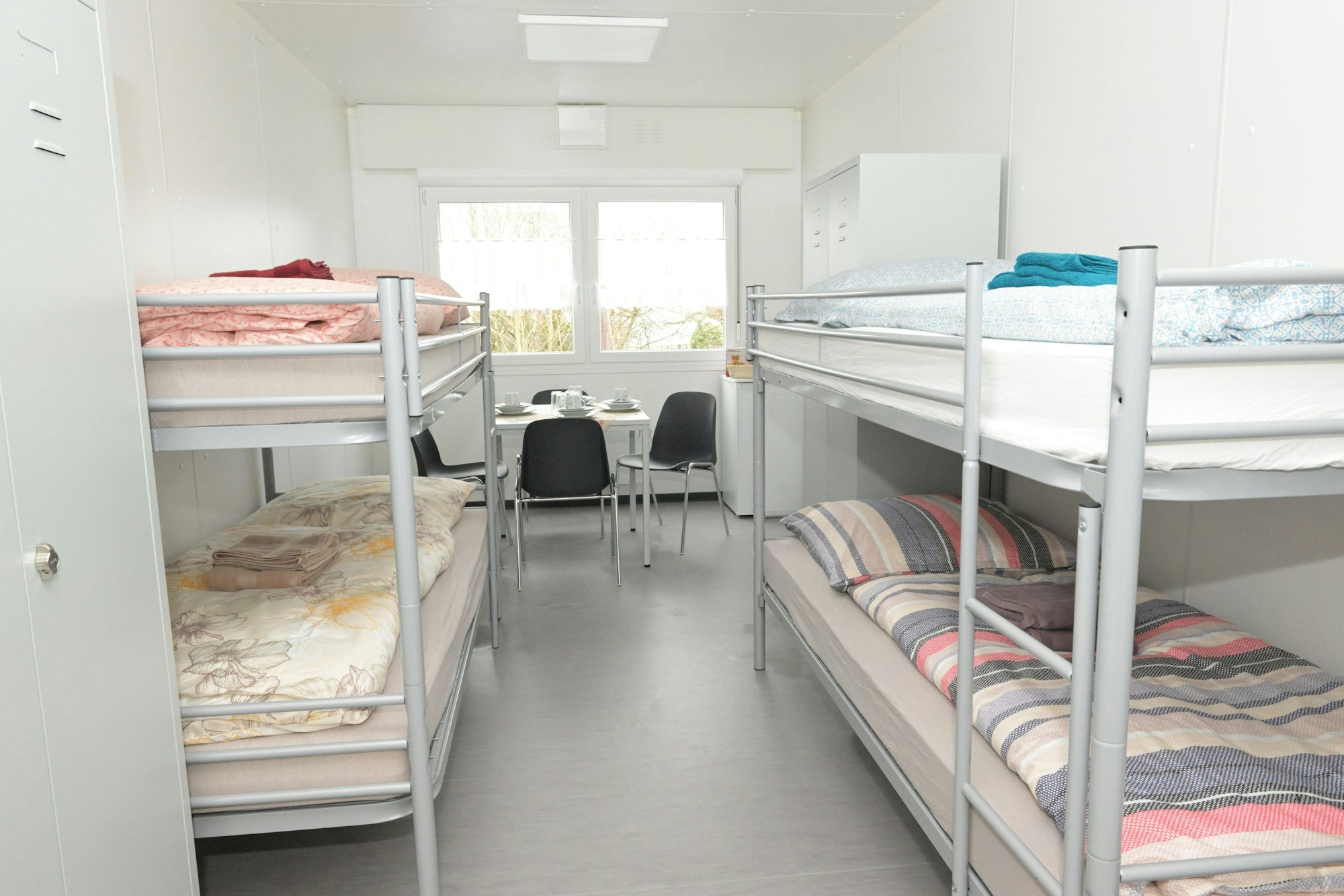 In Mehrbettzimmern leben Flüchtlinge in Containerunterkünften, auch in der geplanten Containeranlage am Pestalozziweg in Rösrath.