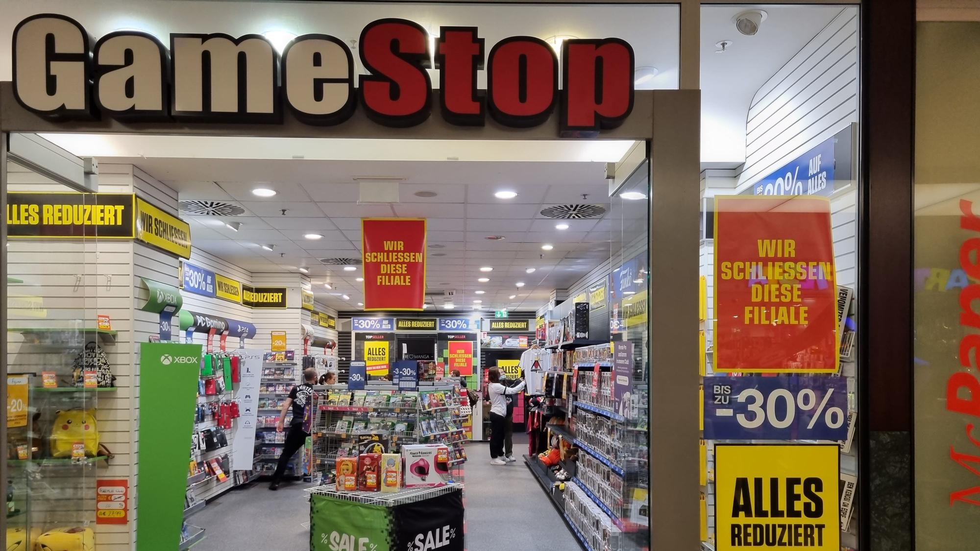 Blick in das Videospielgeschäft Gamestop, Rabatte werden angepriesen.