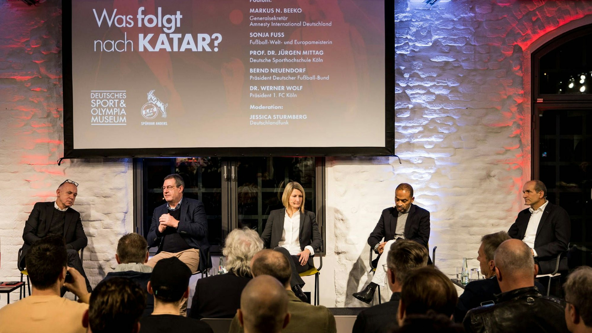 Podiumsdiskussion im deutschen Sport- und Olympiamuseum im Kölner Rheinauhafen; der 1. FC Köln hat zum Thema „Was folgt nach Katar“ geladen. Auf dem Podium sitzen Bernd Neuendorf, Werner Wolf, Sonja Fuss, Markus Beeko und Politikwissenschaftler Jürgen Mittag (v.l.).