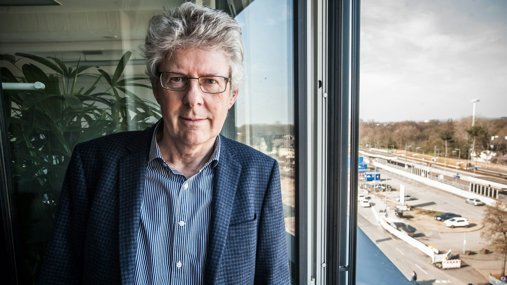 Wolfgang Mues steht am Fenster eines Büros der WGL