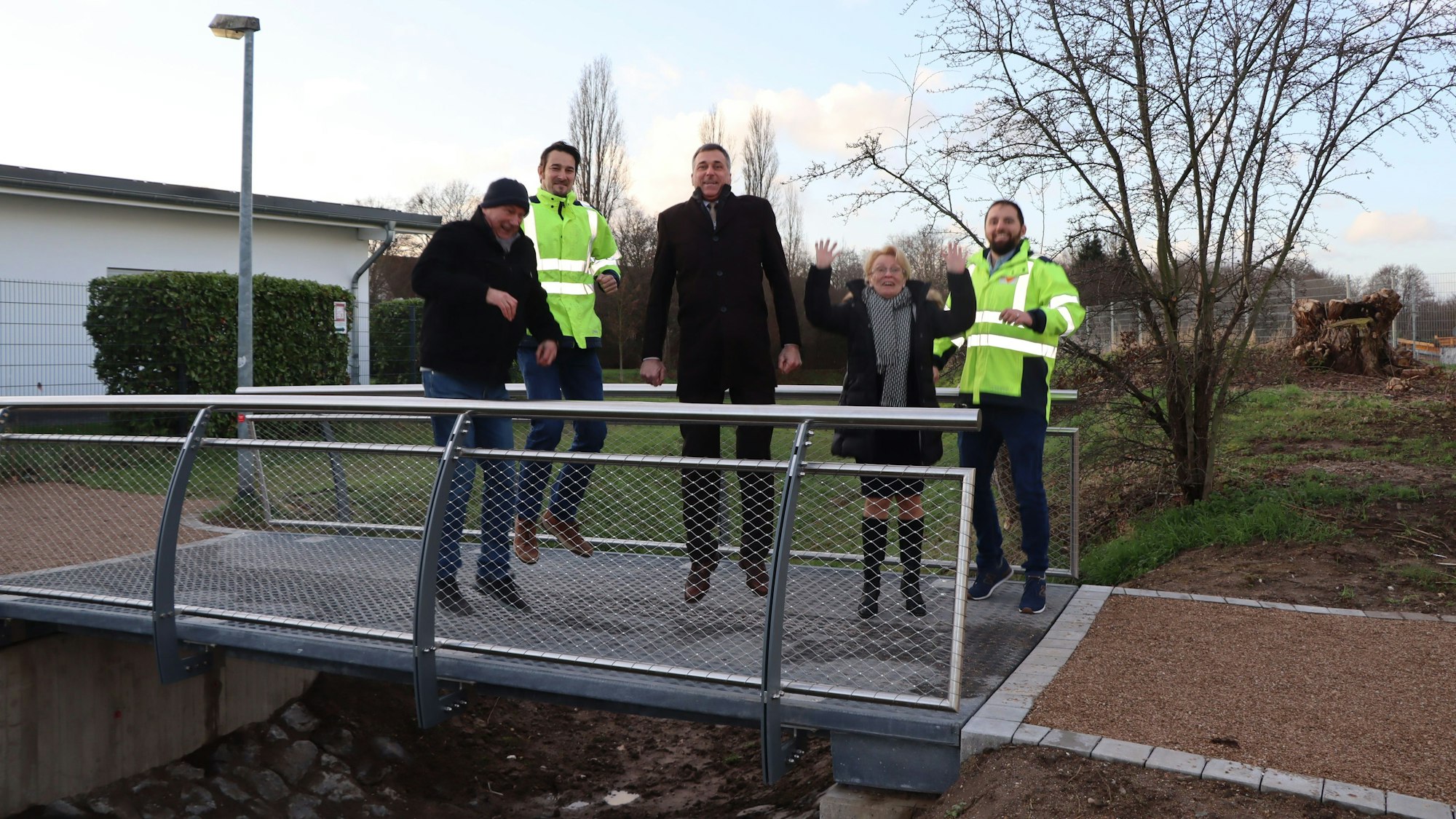 Harald Nauroschat (v.l.) vom Forscherteam, Geschäftsführer Volker Salentin, Bürgermeister Ralph Manzke, Geschäftsführende Gesellschafterin Jutta Graf und Bauleiter Tim Hammitzsch stehen auf einer neuen Brücke.