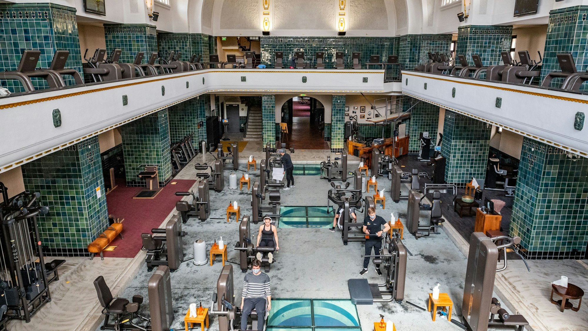 Menschen trainieren mit Maske im Fitness-Studio Neptunbad.