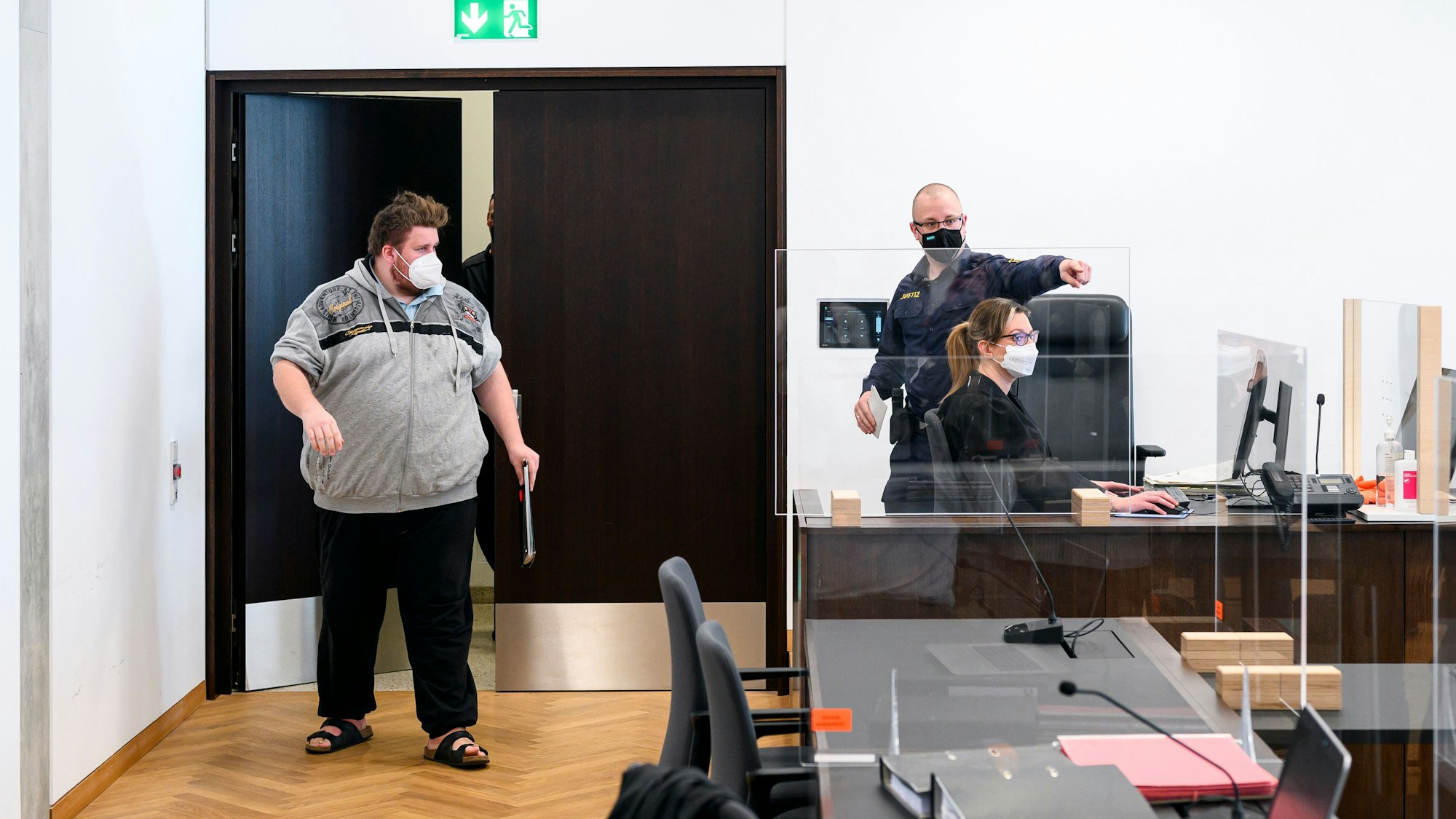 Youtuber "Drachenlord" (l) betritt den Verhandlungssaal. Im Strafjustizzentrum Nürnberg findet die Berufungsverhandlung statt.