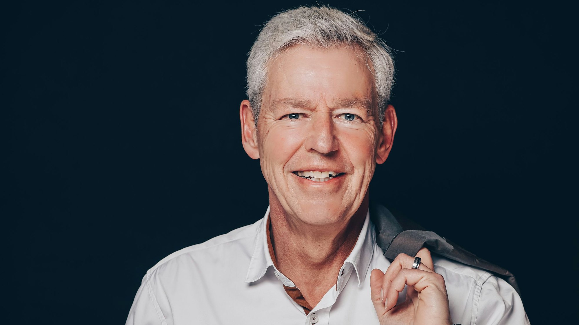 Claus-Arwed Lauprecht posiert im Business-Look.