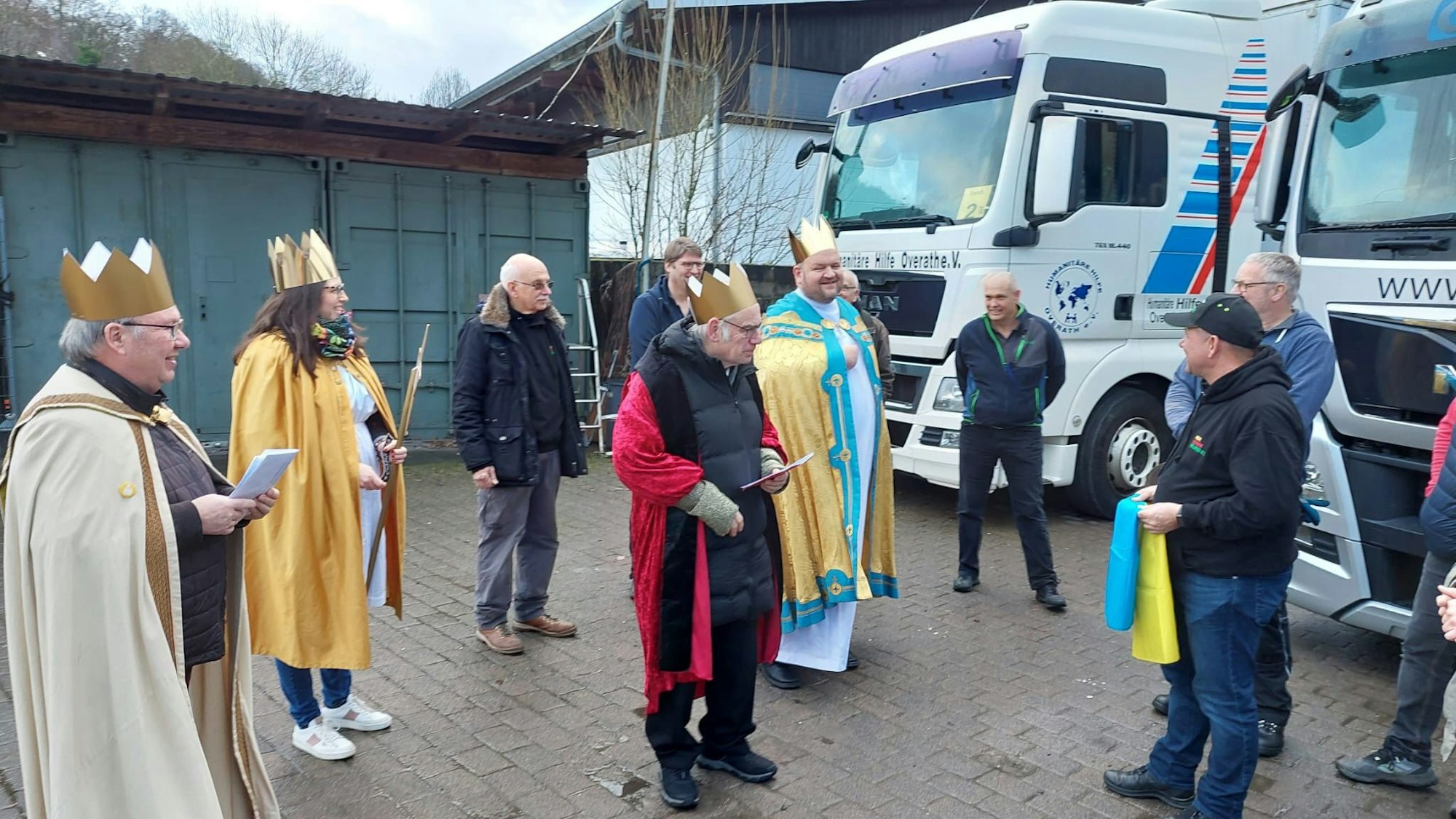 Overaths Geistliche spendeten den Reisesegen in den Gewändern der Sternsinger.