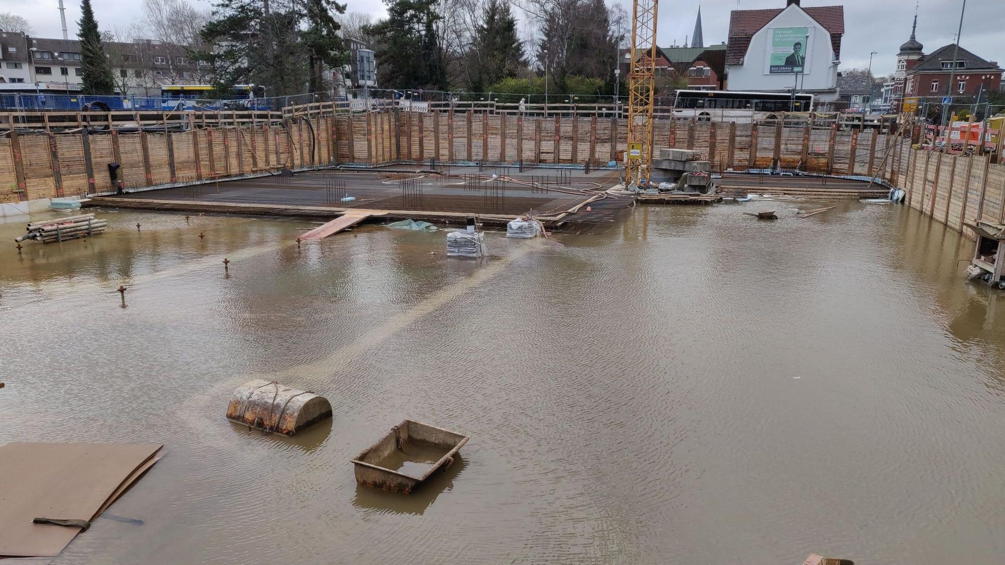 Voll Wasser gelaufene Baugrube an der Neukirchener Straße in Leichlingen.
