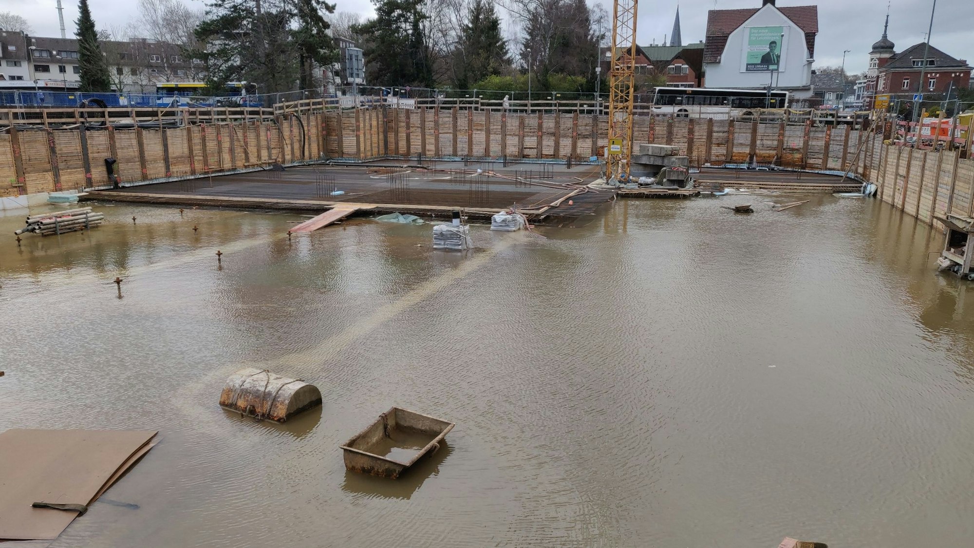 Voll Wasser gelaufene Baugrube an der Neukirchener Straße in Leichlingen.