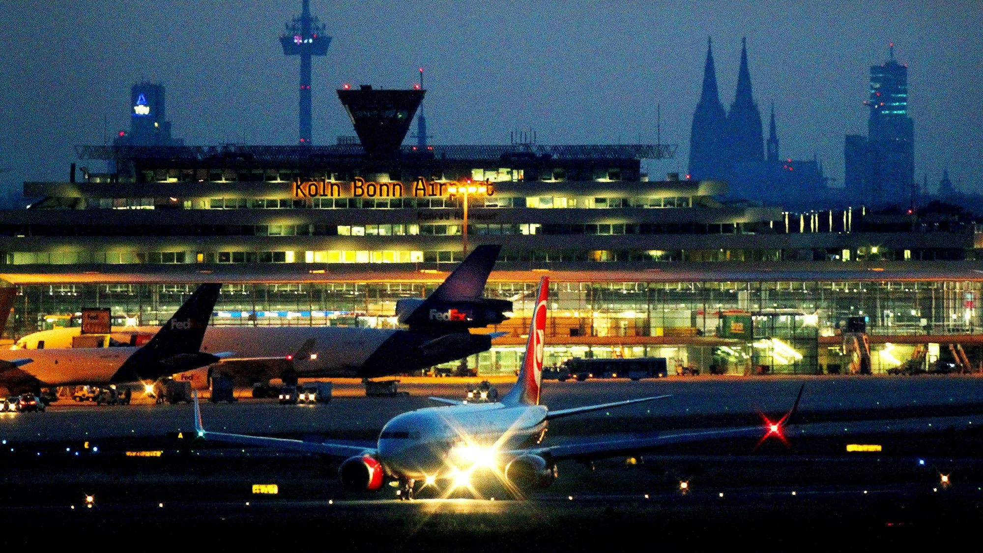 Ein Flugzeug landet am 27.06.2011 auf dem Flughafen Köln/Bonn; im Hintergrund der Dom. Am Montag wird in Düsseldorf ein Gutachten zum nächtlichen Fluglärm im Umfeld des Flughafens Köln/Bonn vorgestellt.