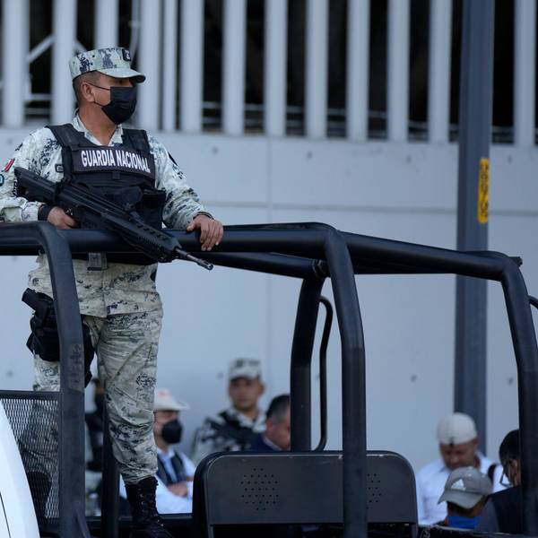 Ein Polizist der mexikanischen Nationalgarde bewacht das Gebäude der Staatsanwaltschaft.