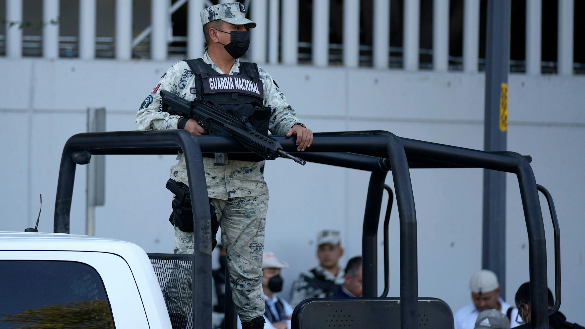 Ein Polizist der mexikanischen Nationalgarde bewacht das Gebäude der Staatsanwaltschaft.