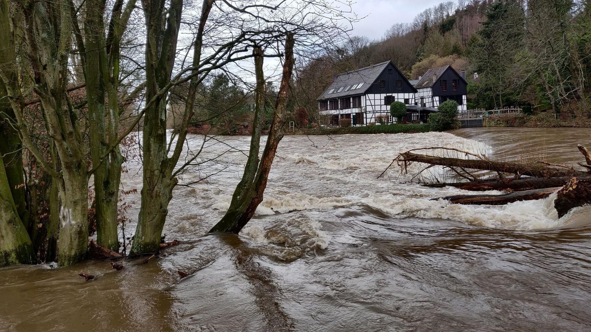 Stromschnellen am Stauwehr vor dem Wipperkotten.