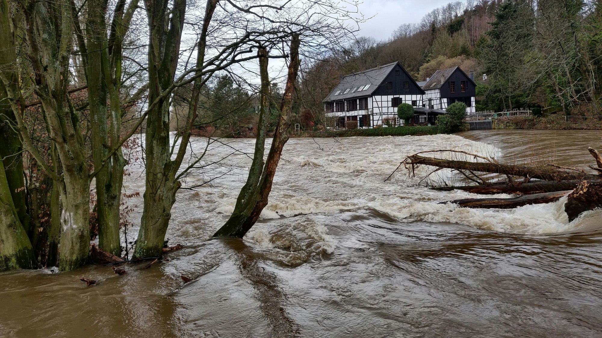 Stromschnellen am Stauwehr vor dem Wipperkotten.