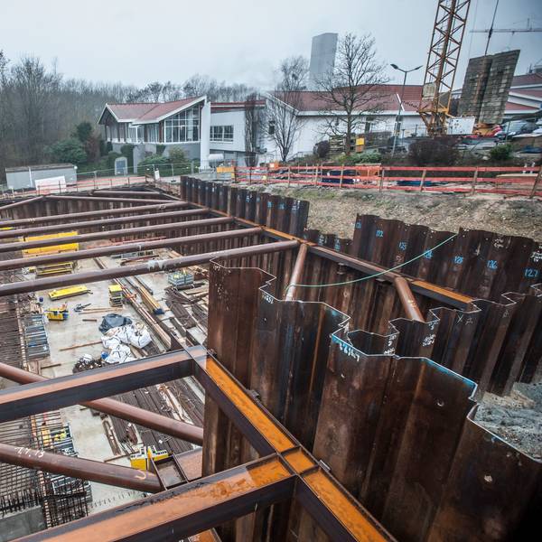 Die große Baugrube, die sich im Januar 2022 noch in einem rohen Zustand befindet.