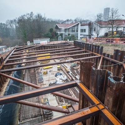 Die große Baugrube, die sich im Januar 2022 noch in einem rohen Zustand befindet.