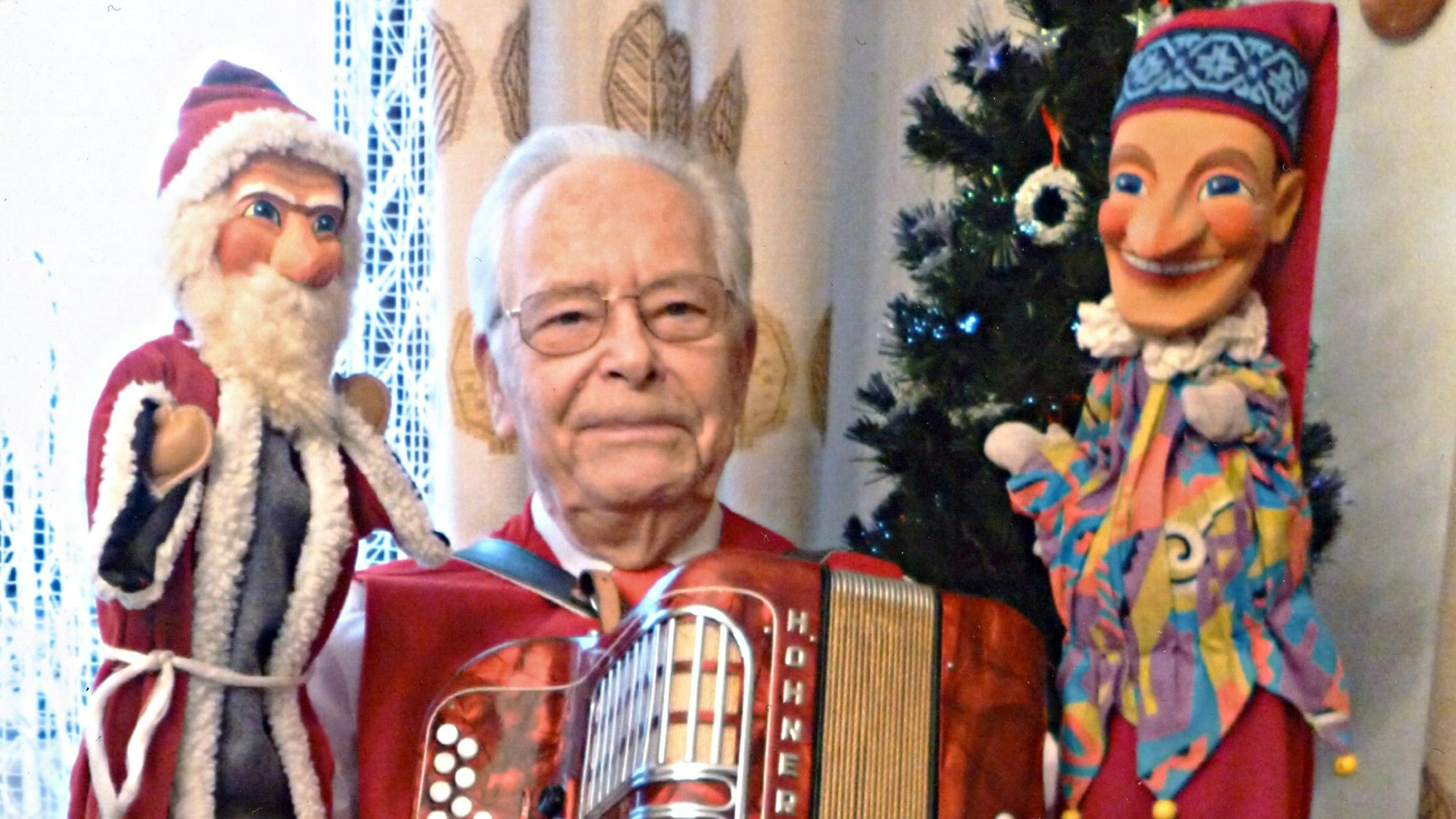 Der Kölner Kasper Werner Bach und seine Puppen.