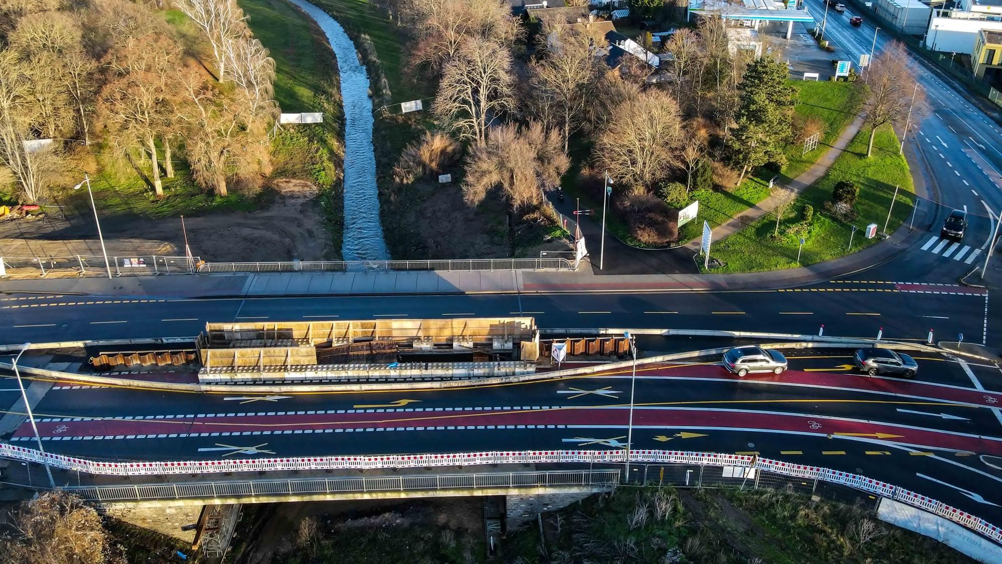 Das Luftbild zeigt die Brücke über die Erft bei der Zuckerfabrik in Euskirchen. Die Baustelle ist deutlich zu erkennen.