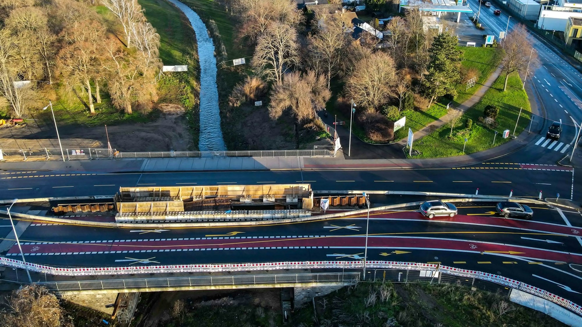 Das Luftbild zeigt die Brücke über die Erft bei der Zuckerfabrik in Euskirchen. Die Baustelle ist deutlich zu erkennen.