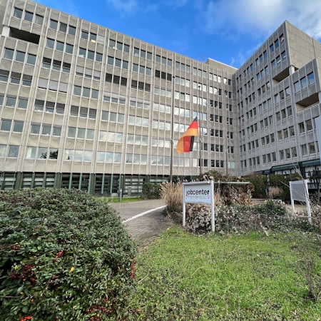 Jobcenter und Agentur für Arbeit sitzen in Bergisch Gladbach in einem gemeinsamen Gebäude.