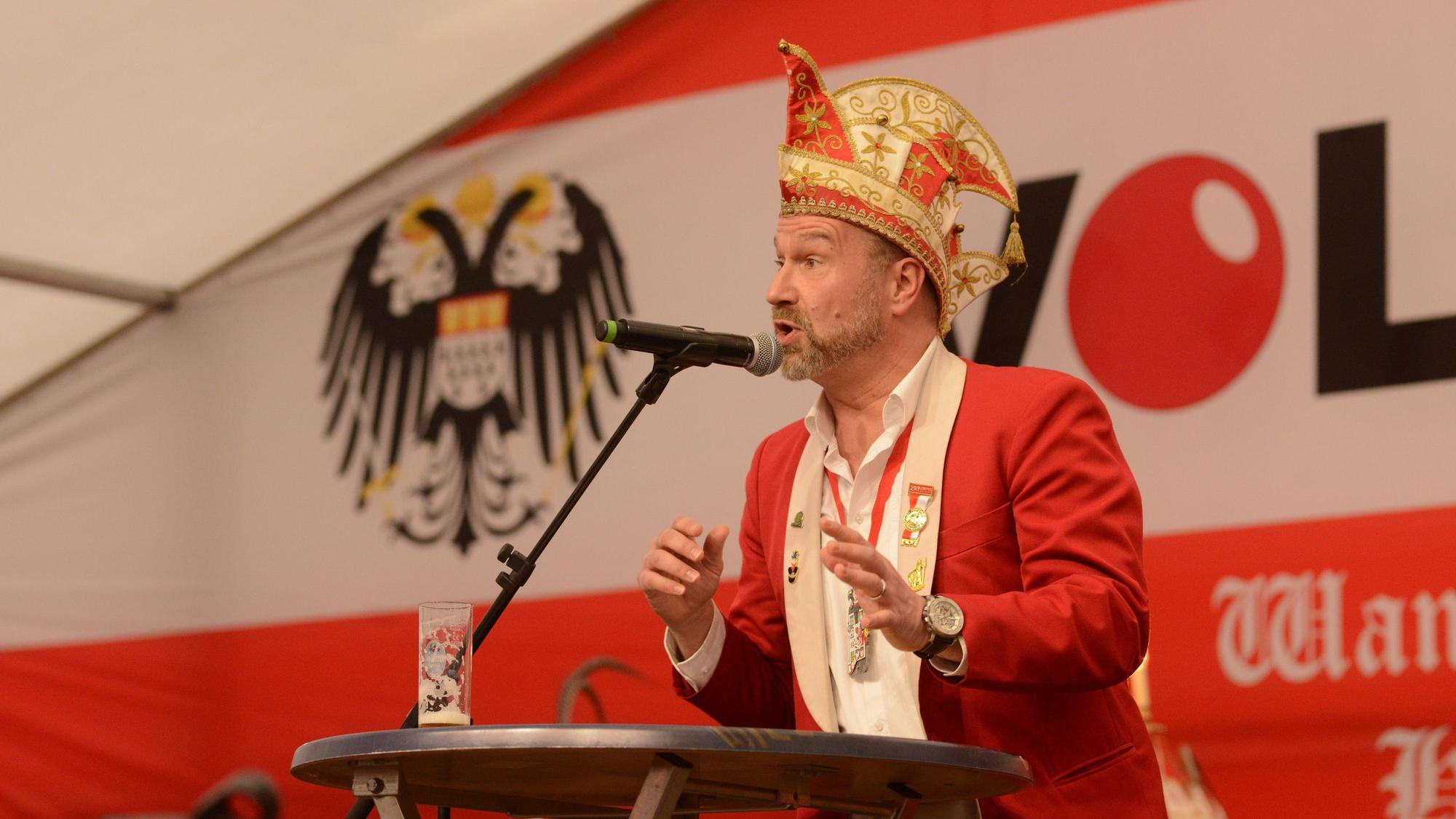 Weininger bei seiner Rede am Pult.