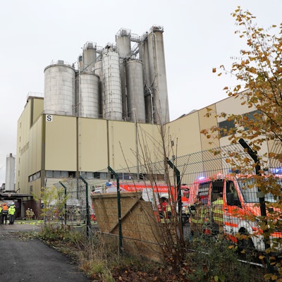 Die silbernen Silos auf dem Zanders-Gelände in Bergisch Gladbach.