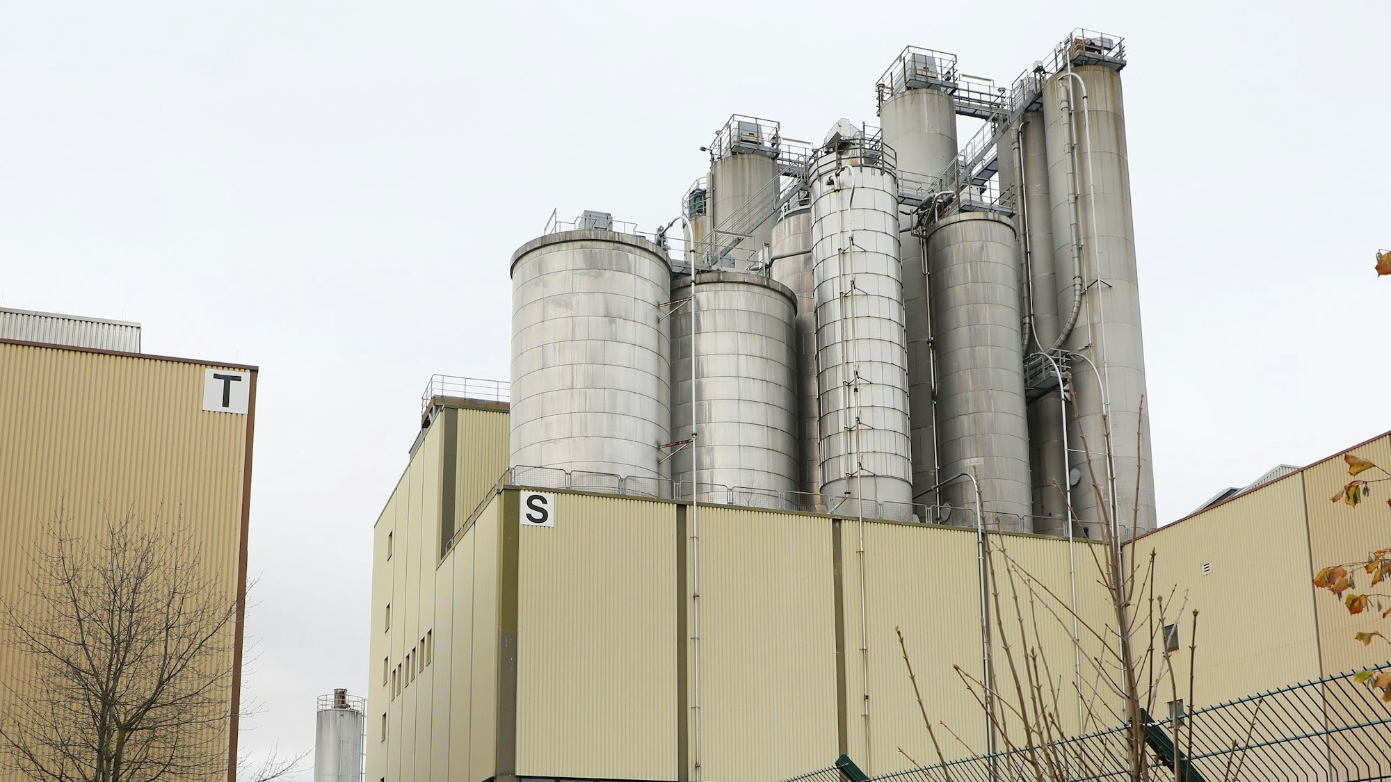 Die silbernen Silos auf dem Zanders-Gelände in Bergisch Gladbach.