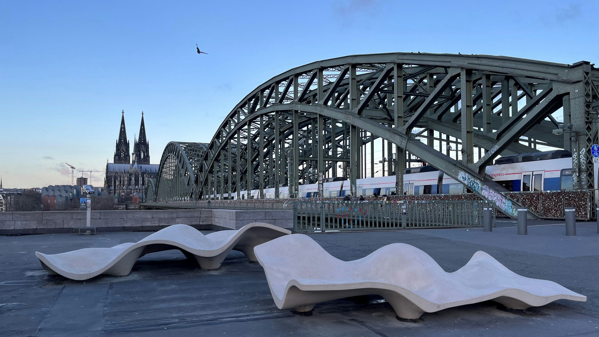 Die neuen Sitzmöbel an der Hohenzollernbrücke, im Hintergrund der Dom