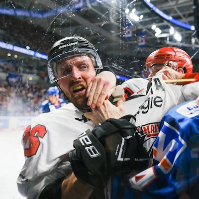 Streit zwischen David Mcintyre Koelner Haie, 26 und Jordan Szwarz Adler Mannheim, 14 , Adler Mannheim vs. Koelner Haie, Eishockey, Penny DEL, Saison 2022/2023, 13.01.2023, Adler Mannheim vs. Koelner Haie, Eishockey, Penny DEL, Spieltag 43. , Saison 2022/2023, 13.01.2023, Mannheim *** Dispute between David Mcintyre Koelner Haie, 26 and Jordan Szwarz Adler Mannheim, 14 , Adler Mannheim vs Koelner Haie, ice hockey, penny DEL, season 2022 2023, 13 01 2023, Adler Mannheim vs Koelner Haie, ice hockey, penny DEL, game day 43 , season 2022 2023, 13 01 2023, Mannheim Copyright: xEibner-Pressefotox/xMichaelxBermx EP_EER