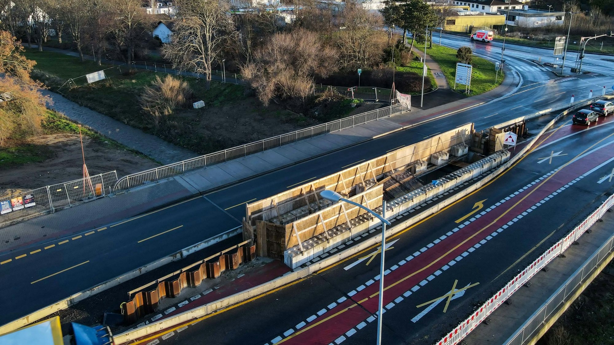 In der Mitte der Fahrbahn befindet sich ein Sichtschutz. Die rechte Seite der Brücke wird bald abgerissen.