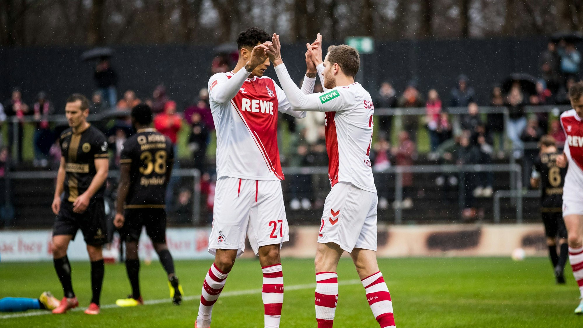 Benno Schmitz und Davie Selke klatschen ab.