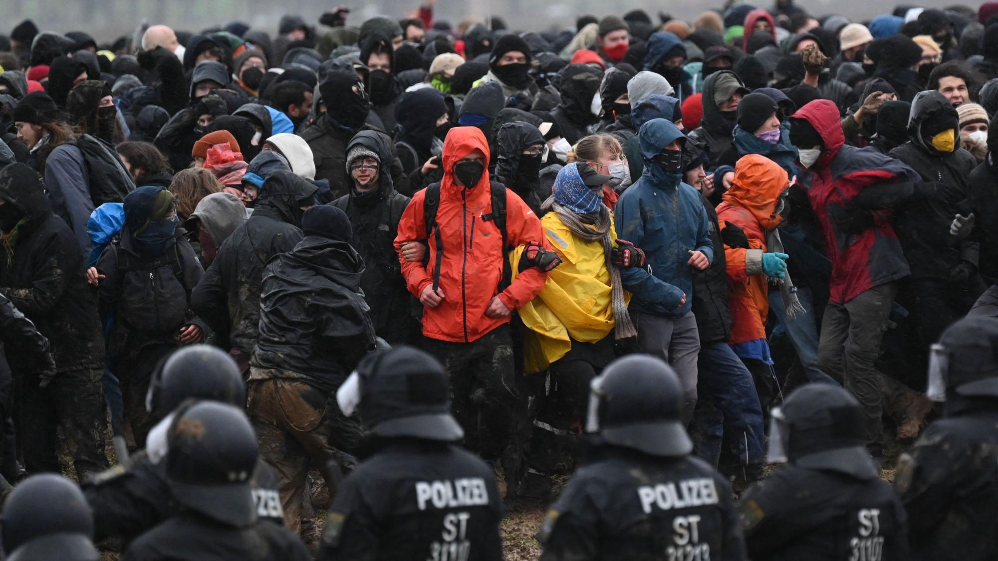 Zehntausende demonstrierten am Samstag nahe Lützerath.