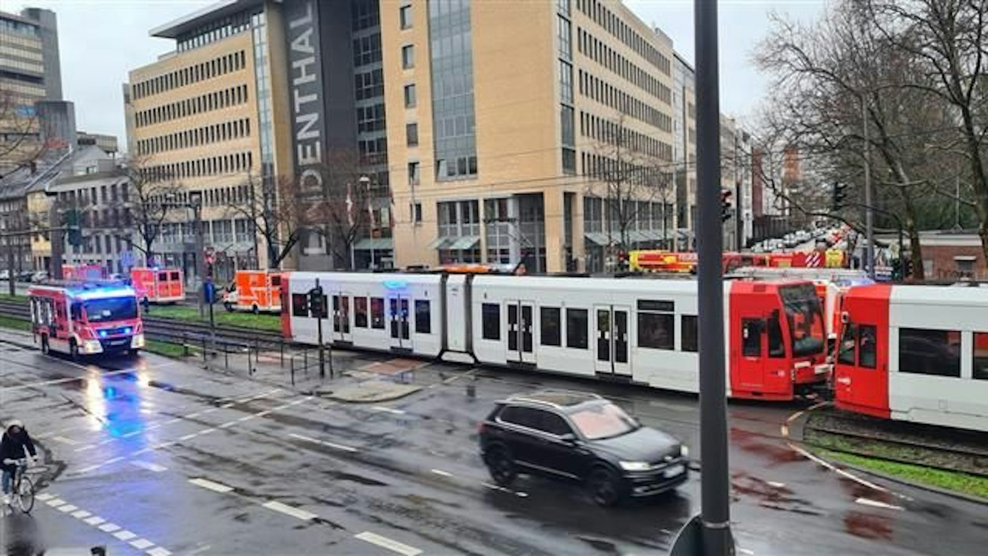 Ein Auto kollidierte mit der KVB-Bahn am Samstag im Kölner Stadtteil Lindenthal.