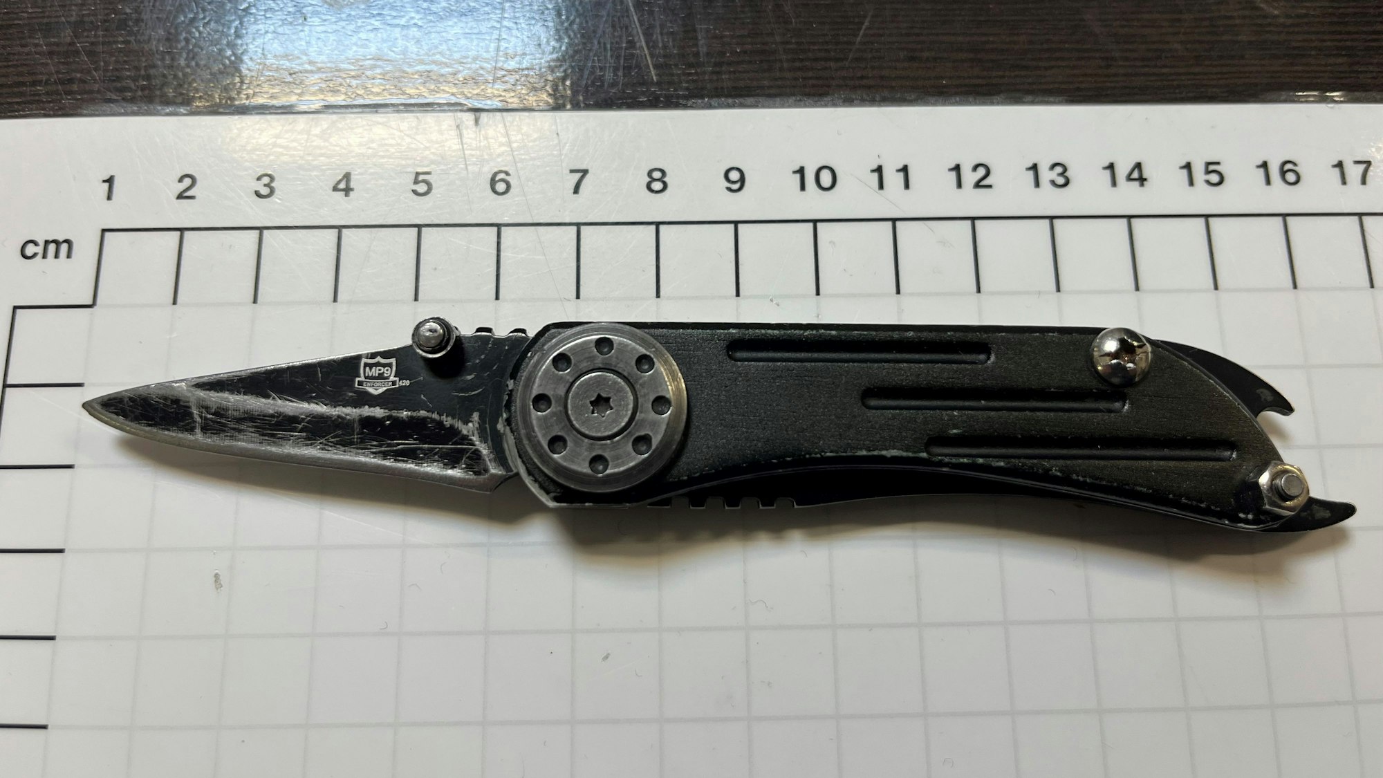 Ein Messer wird auf einer Polizeiwache ausgemessen.