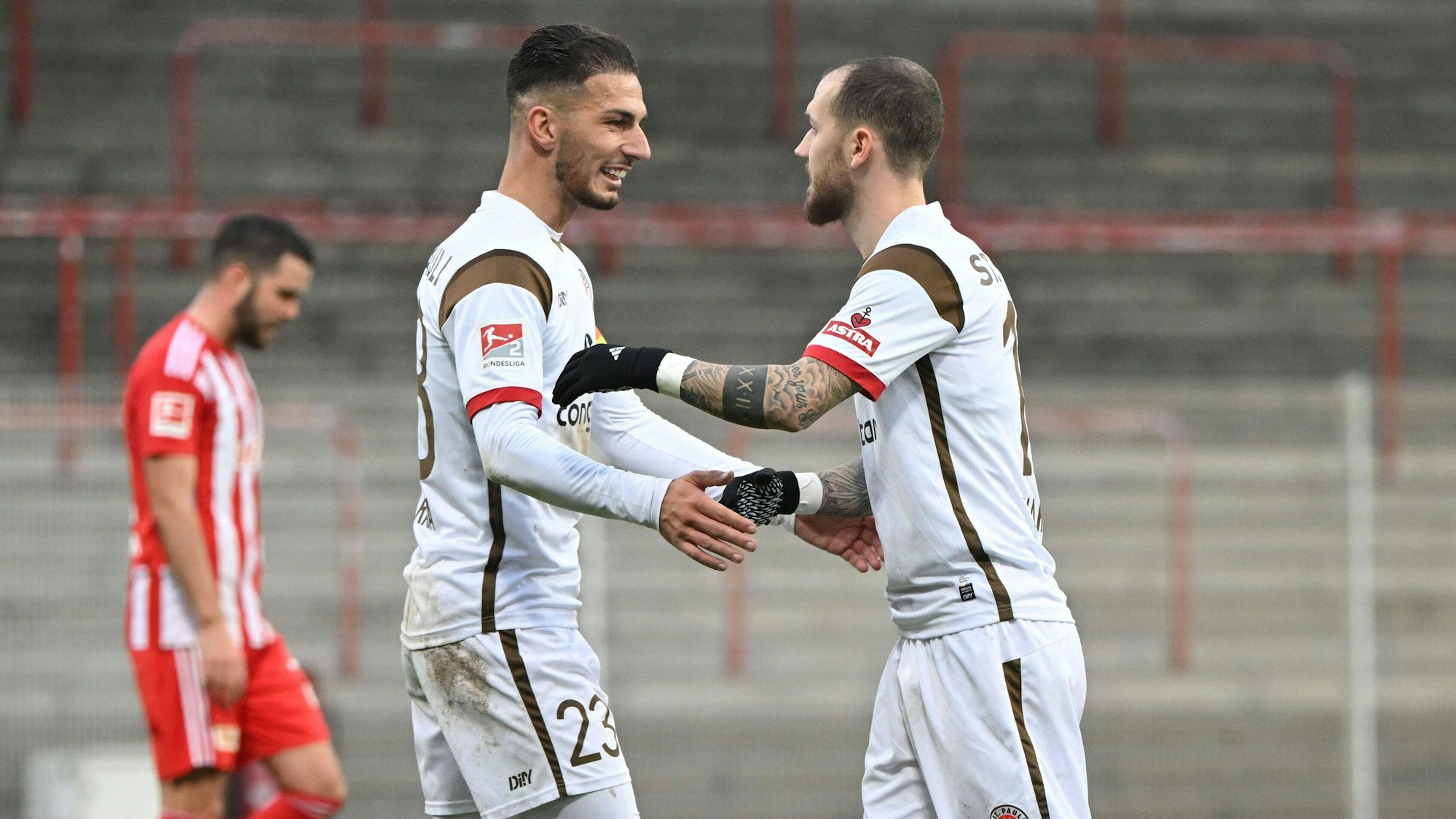 Leart Paqarada (l.) jubelt gemeinsam mit Ex-FC-Spieler Marcel Hartel für den FC St. Pauli.