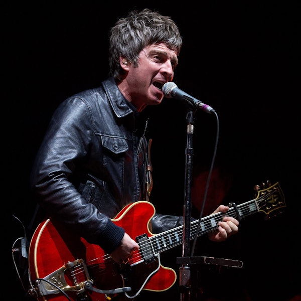 Noel Gallagher singt bei einem Konzert mit seiner Band High Flying Birds in München.