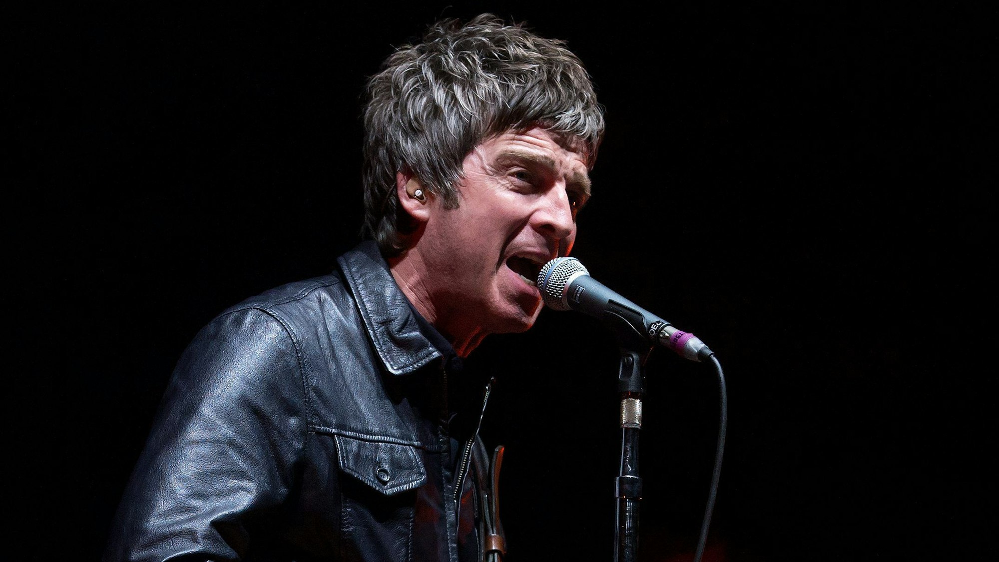 Noel Gallagher von der britischen Band High Flying Birds steht im Zenith auf der Bühne.